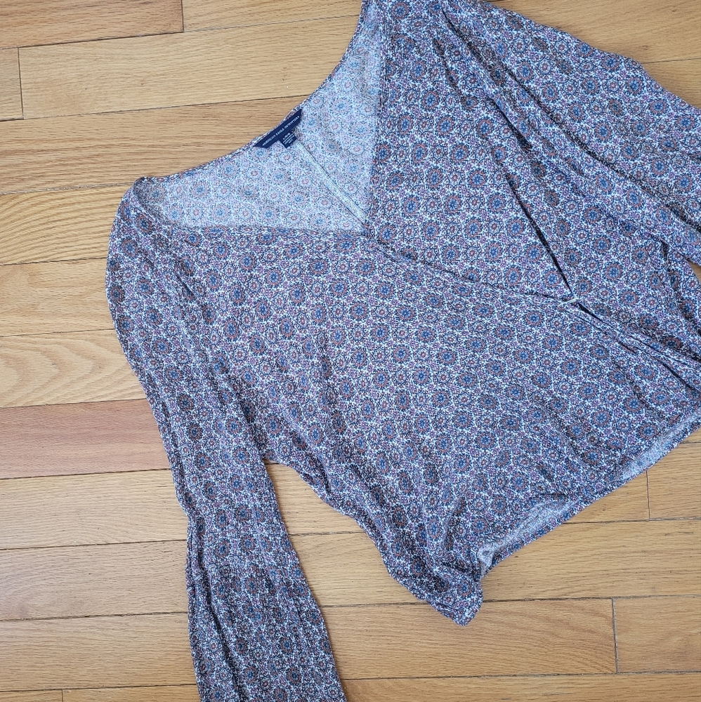 🎉 3/$10 - Bell Sleeve 70s wrap top